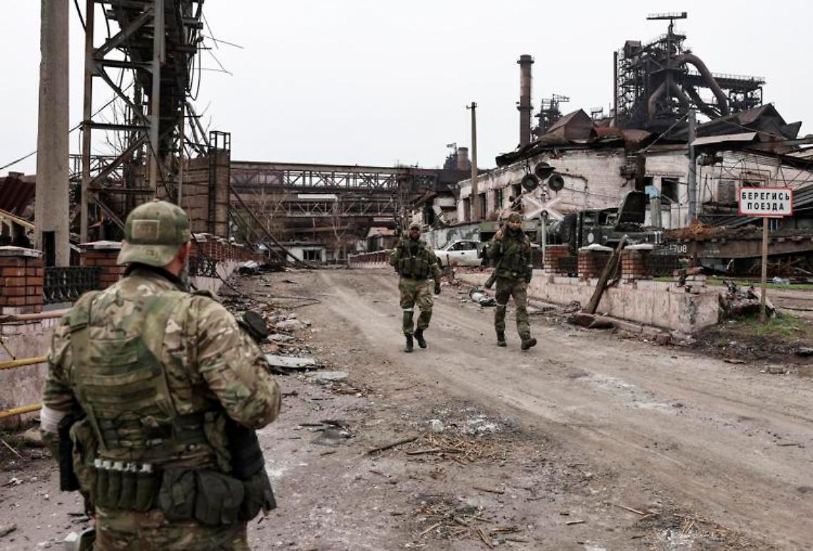 Mariupol, Russia: «Tregua per evacuare i civili da acciaieria Azovstal»