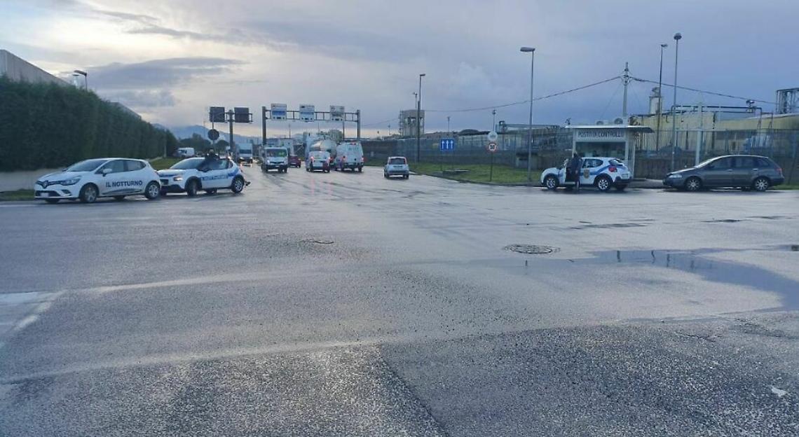 Colpo di pistola in petto, 19enne trovato morto nell’auto