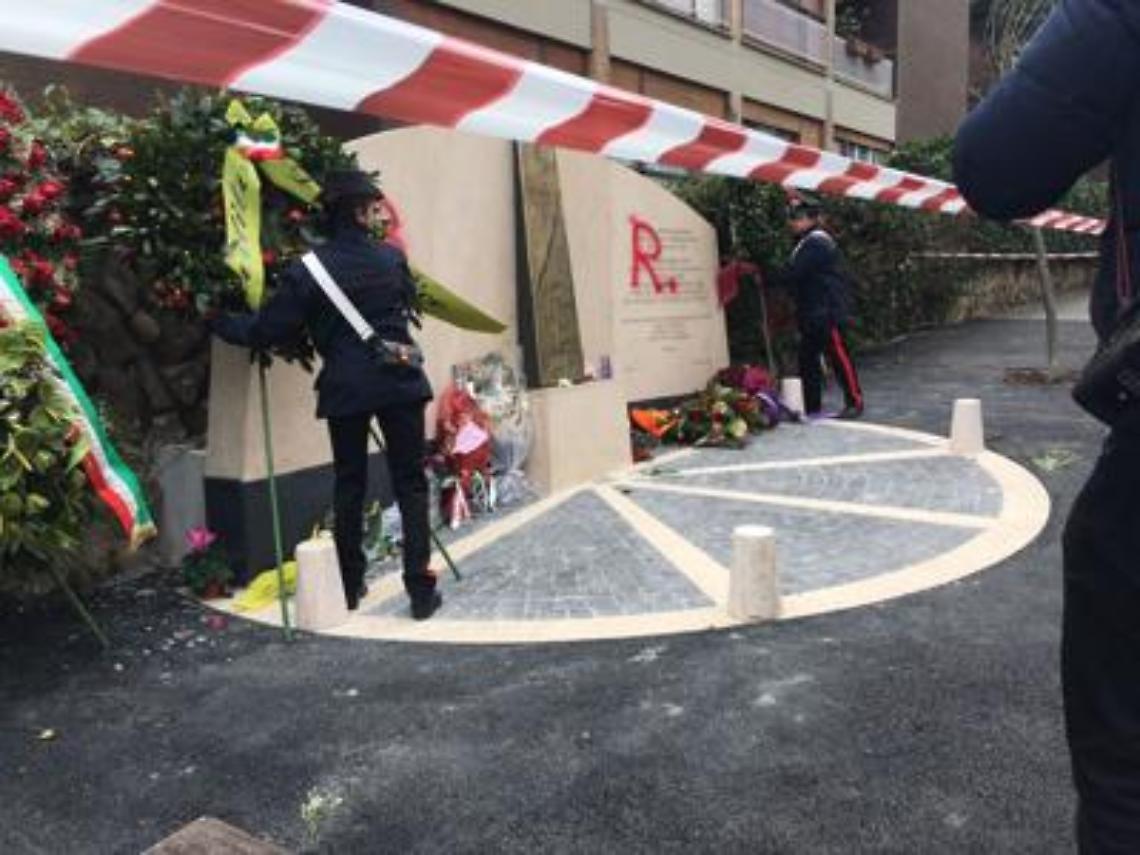 Scritta "Br" su lapide via Fani, denunciato 47enne