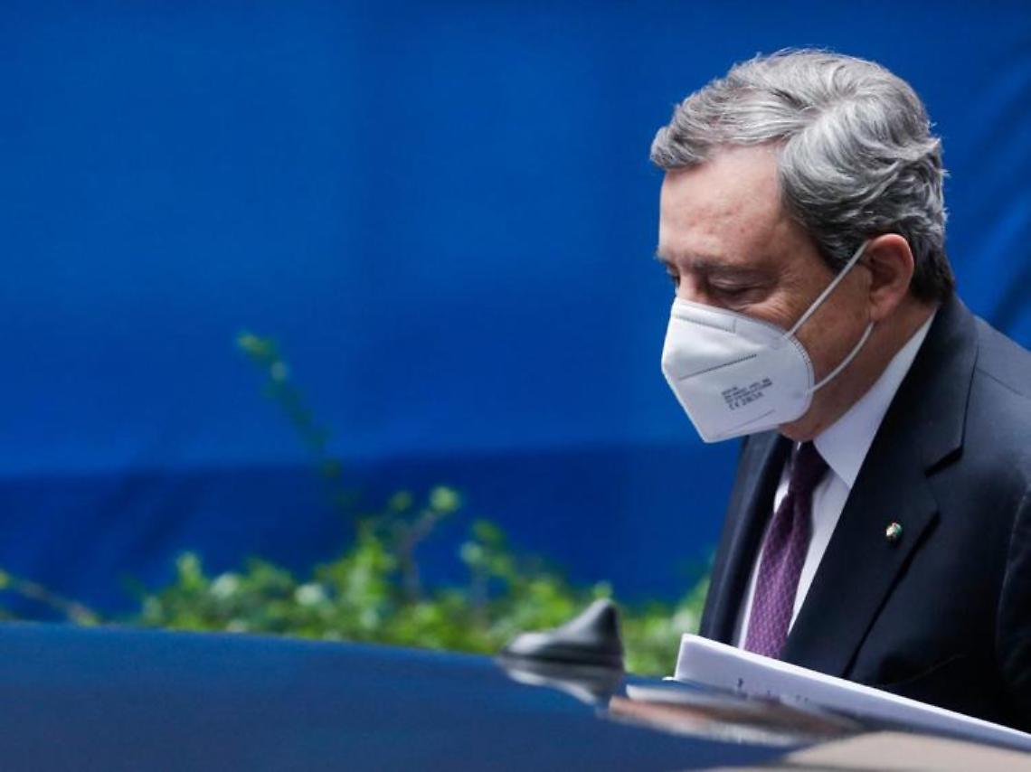 Draghi: «Accelerare su vaccini, green pass pronto a metà giugno»