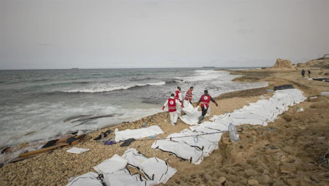 Cadaveri di piccoli migranti ritrovati sulla spiaggia: «Abbandonati per più di 3 giorni»