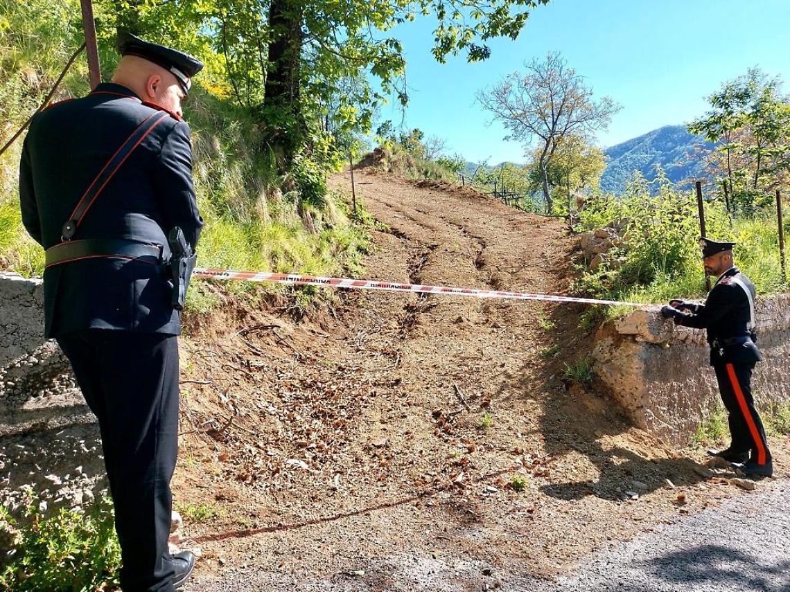 Una strada e un seminterrato in area vincolata ad Agerola e Pimonte