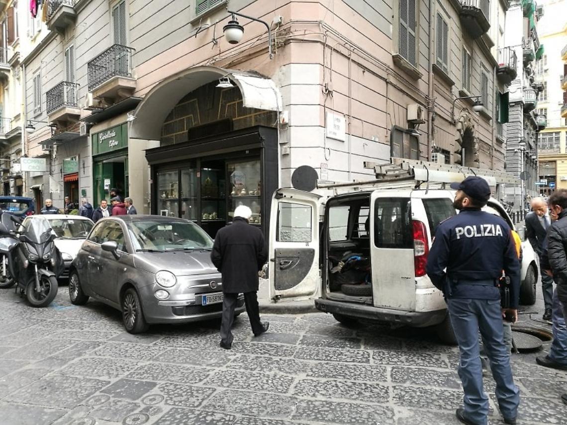 Rapina in gioielleria, spari al Borgo Orefici: un ferito