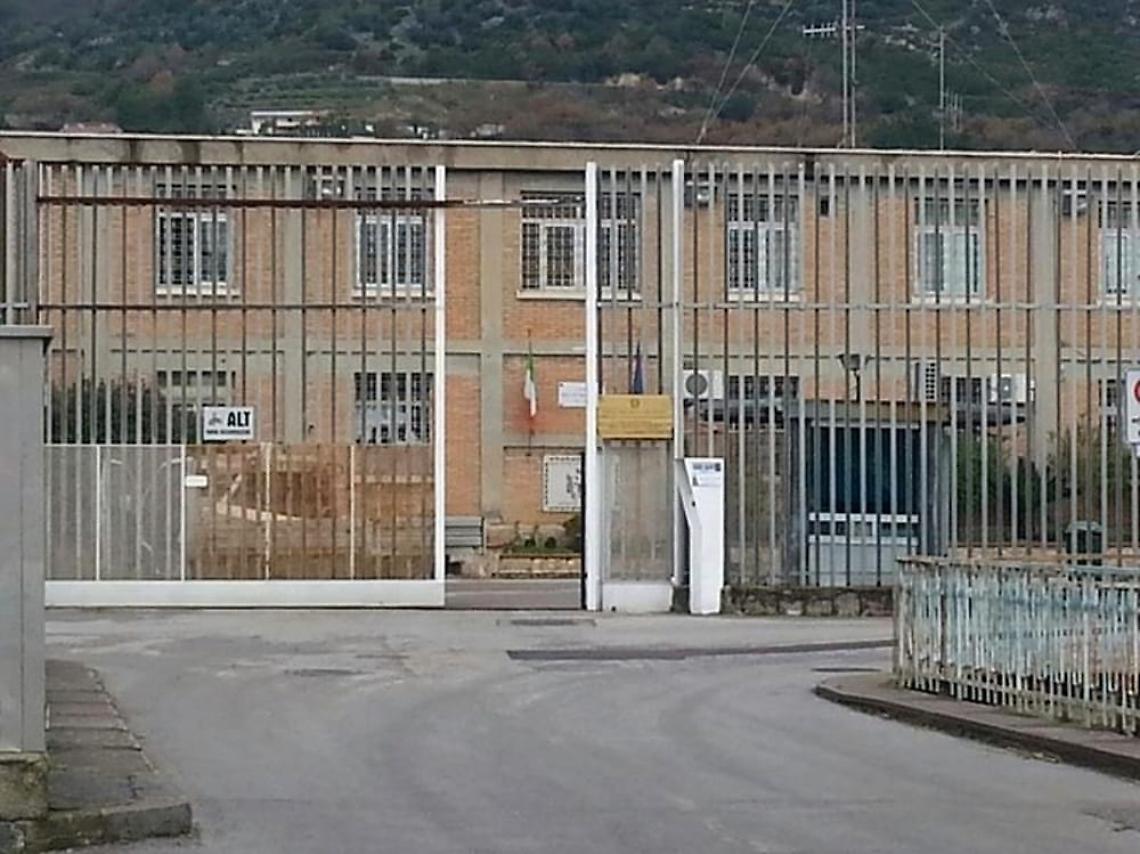 Droga e cellulari nel carcere, scatta il blitz: raffica di arresti