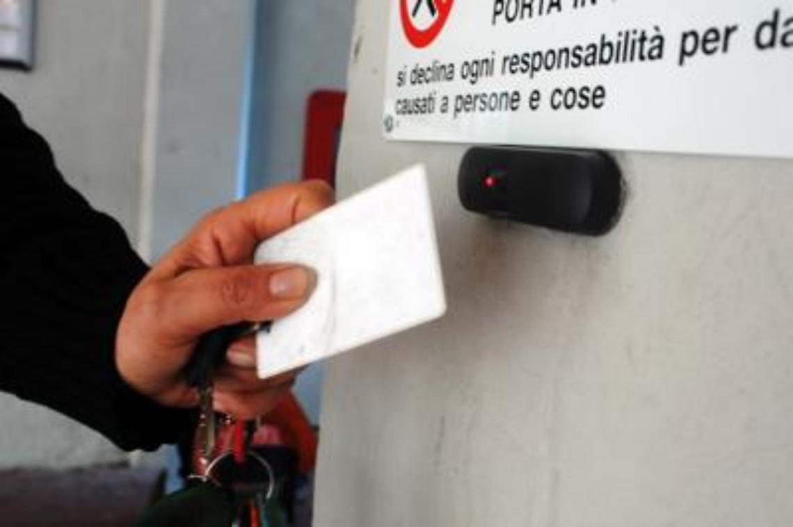 Impronte agli statali, è polemica
