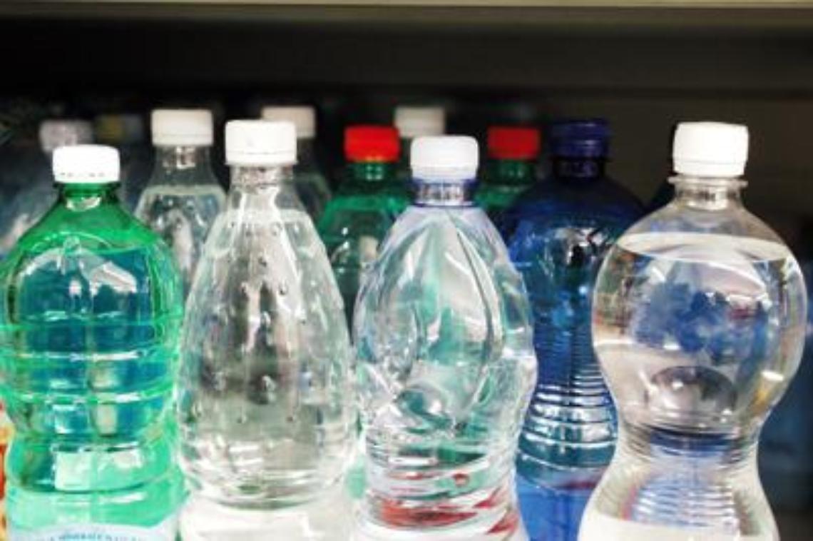 Costa: «Vietare bottiglie di plastica in edifici pubblici»