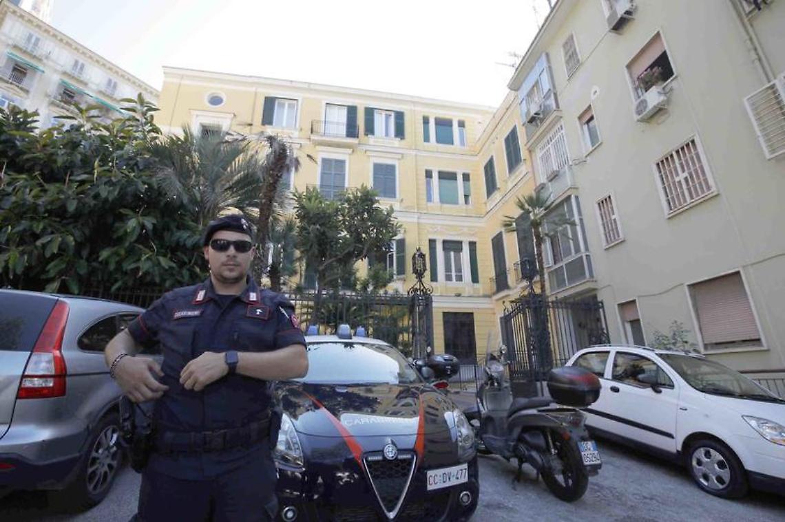 Chiaia nel mirino, rapina in un'agenzia assicurativa: donna legata a via Crispi