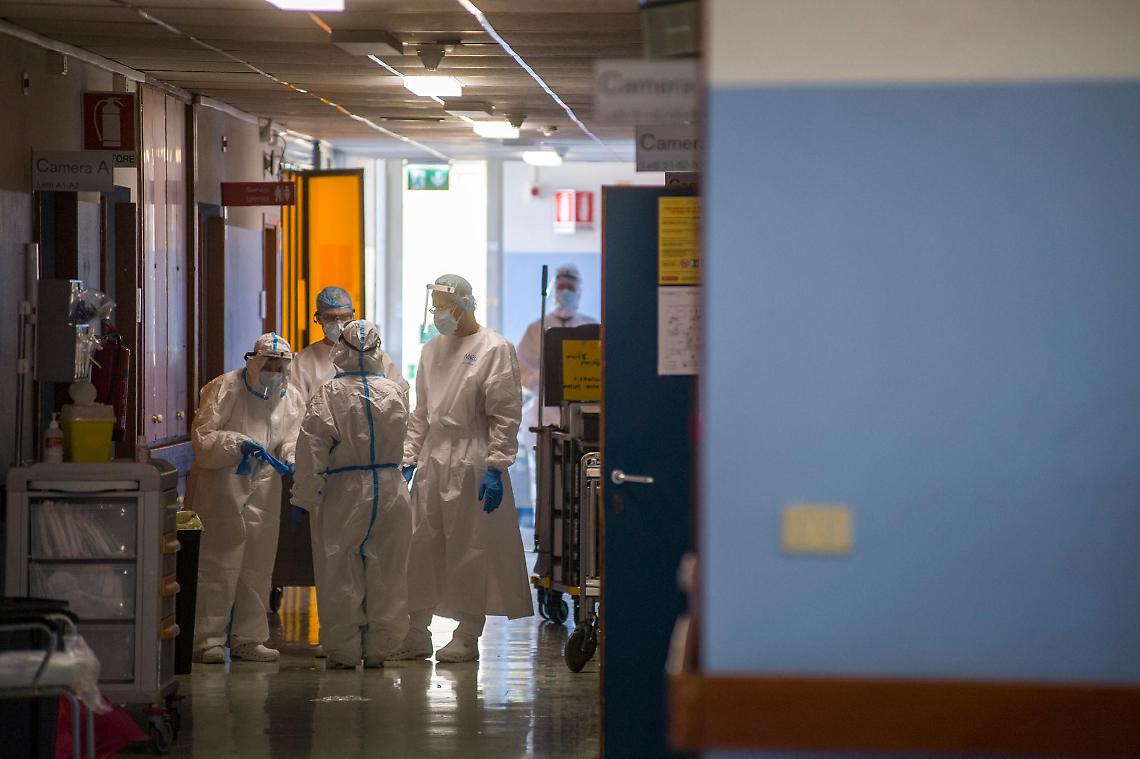 Variante Delta, Pregliasco: «Raro ammalarsi gravemente con due dosi vaccino»
