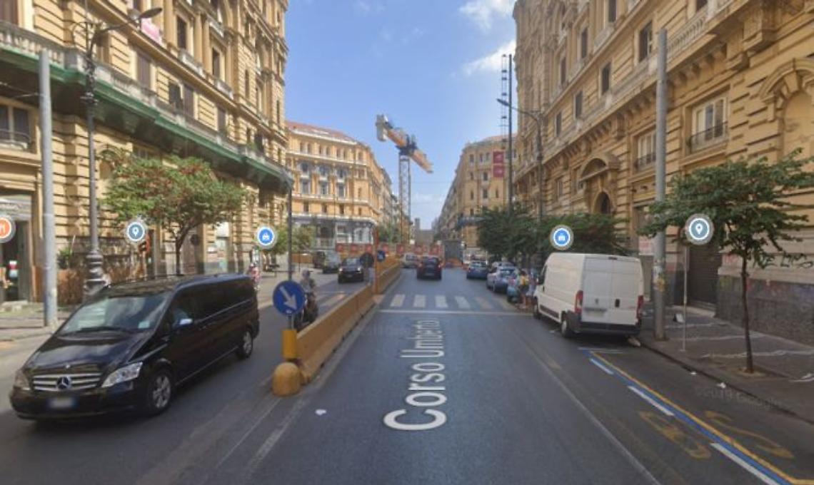 Auto va contro impalcatura, chiuso tratto corso Umberto