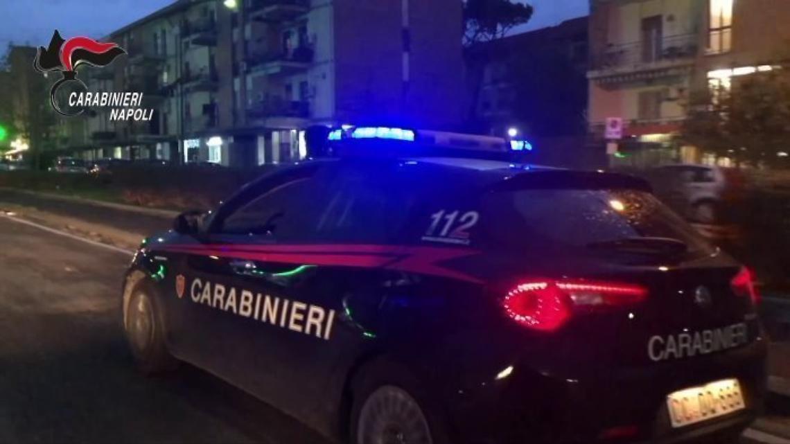 Giugliano, violenta lite tra giovani: uno accoltellato e uno sparato