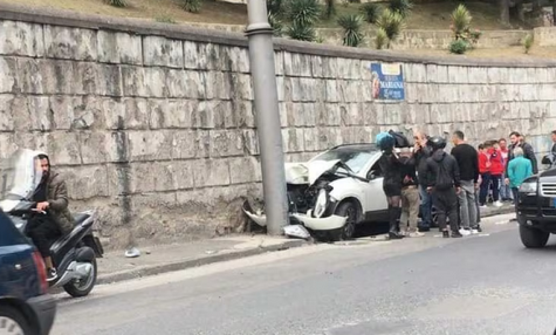 Con l’auto contro un palo, muore 42enne