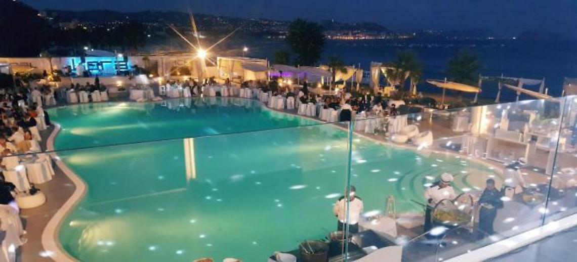 Bimbo annega in piscina durante il matrimonio, choc a Pozzuoli