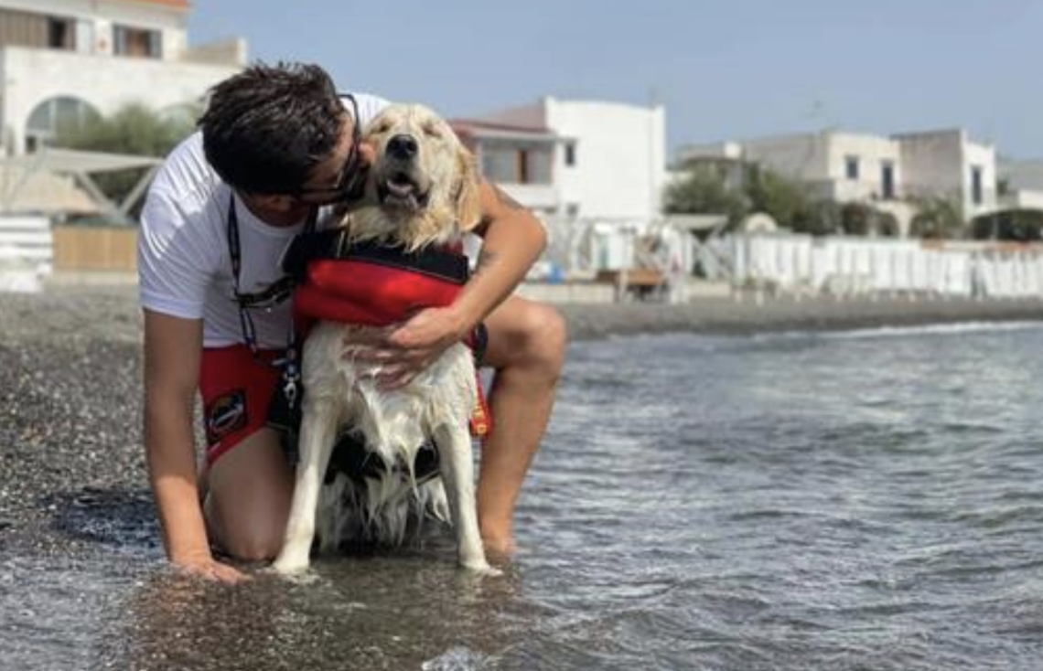 Pedalò affonda a Palinuro, 5 ragazzi salvati dai cani bagnino