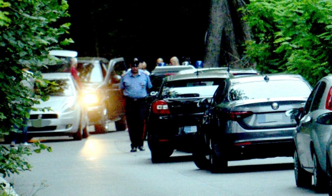 Uccide il rivale in amore, spara alla sua ex e poi si toglie la vita