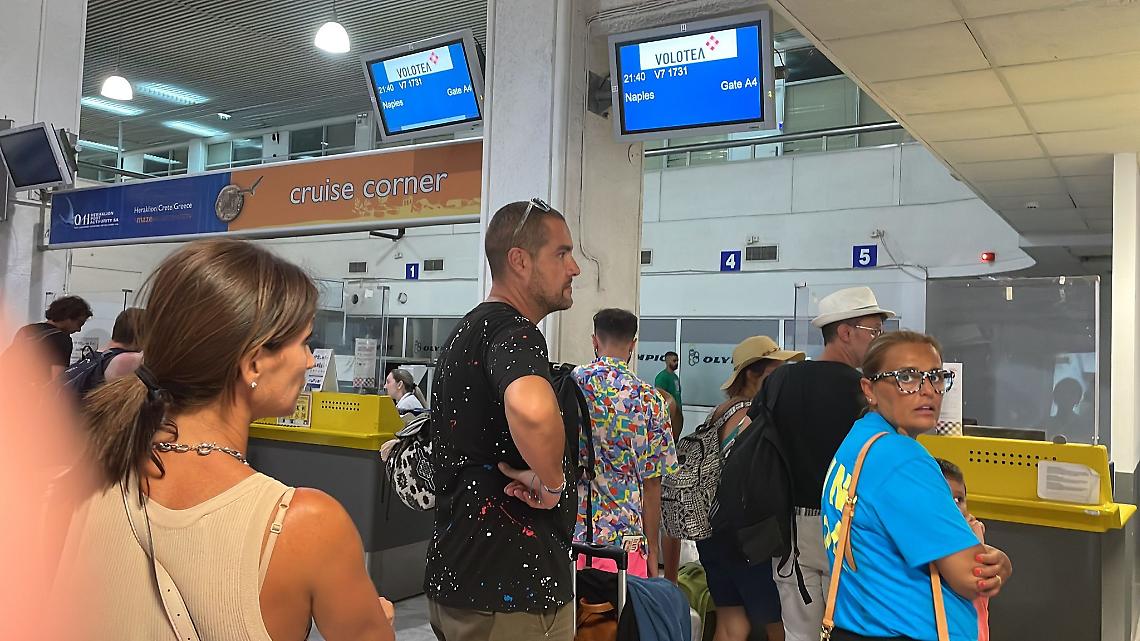 Volotea, volo Creta-Napoli: passeggeri napoletani lasciati a terra