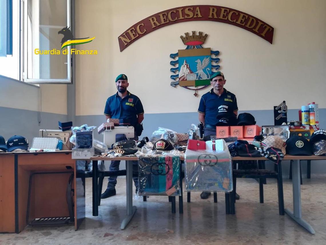 Contraffazione e commercio abusivo a Napoli, sequestri e denunce