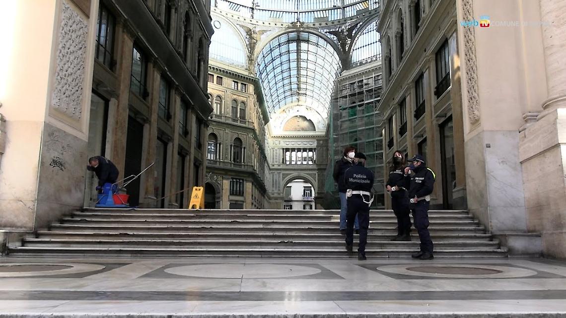 Galleria Umberto, l'ambulante è un bambino: denunciato il padre