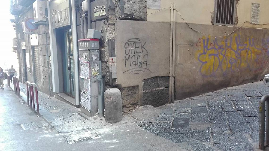 Napoli, crollo di calcinacci in via Serra