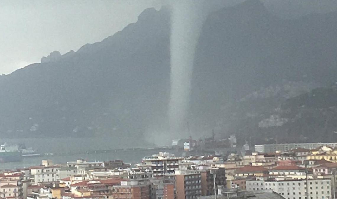 Maltempo, tromba d'aria a Salerno