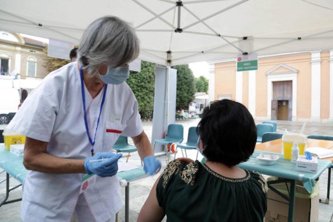 Vaccino Covid, Speranza: «Aumento significativo delle prime dosi»