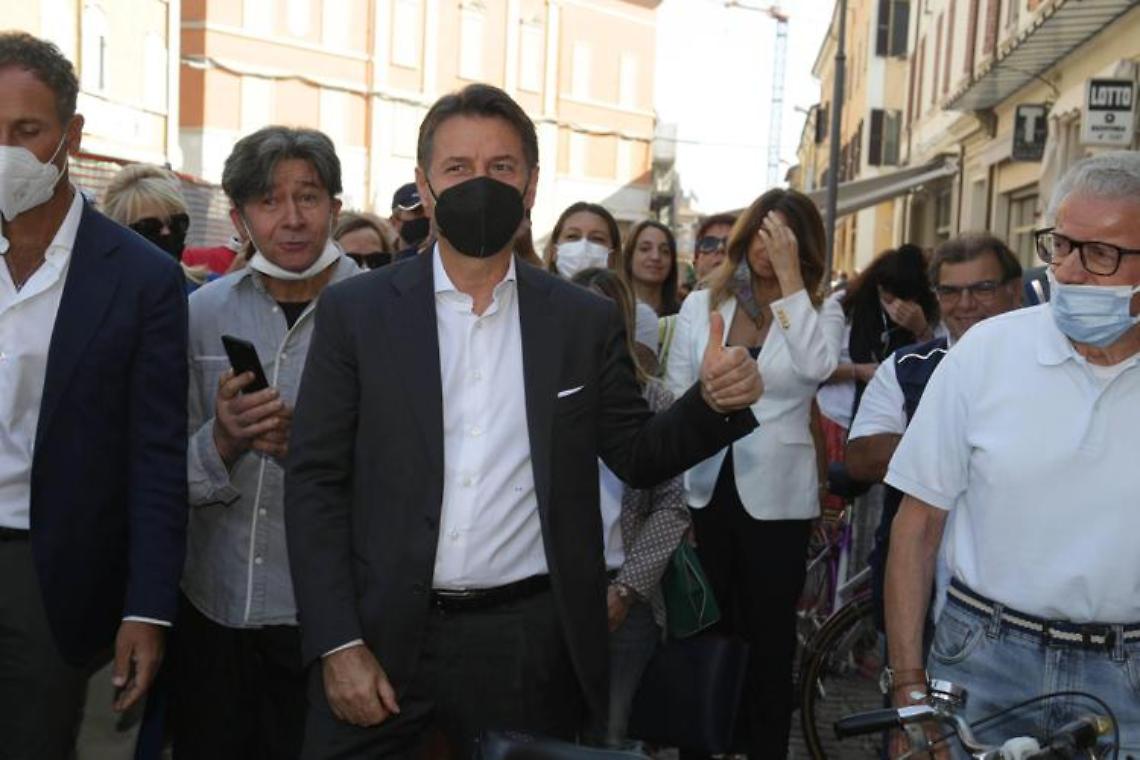Conte a Bagnoli, la protesta: «Qui nessuna passerella»