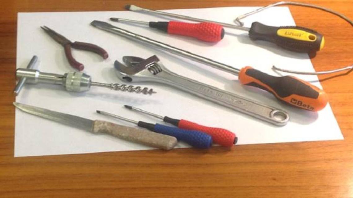 Con arnesi per lo scasso su uno scooter rubato, 16enne nei guai