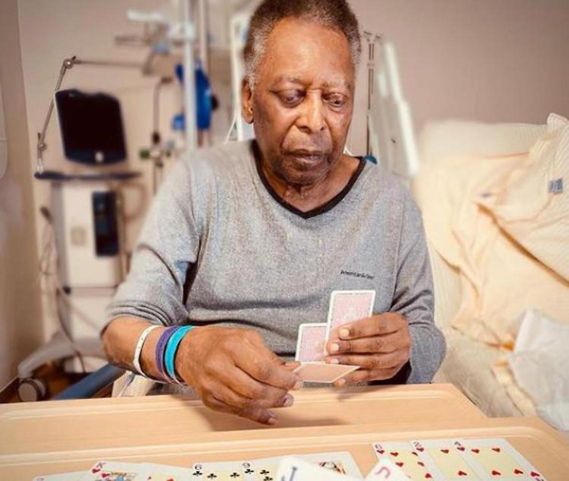 Pelé in ospedale: sta meglio, la foto sui social