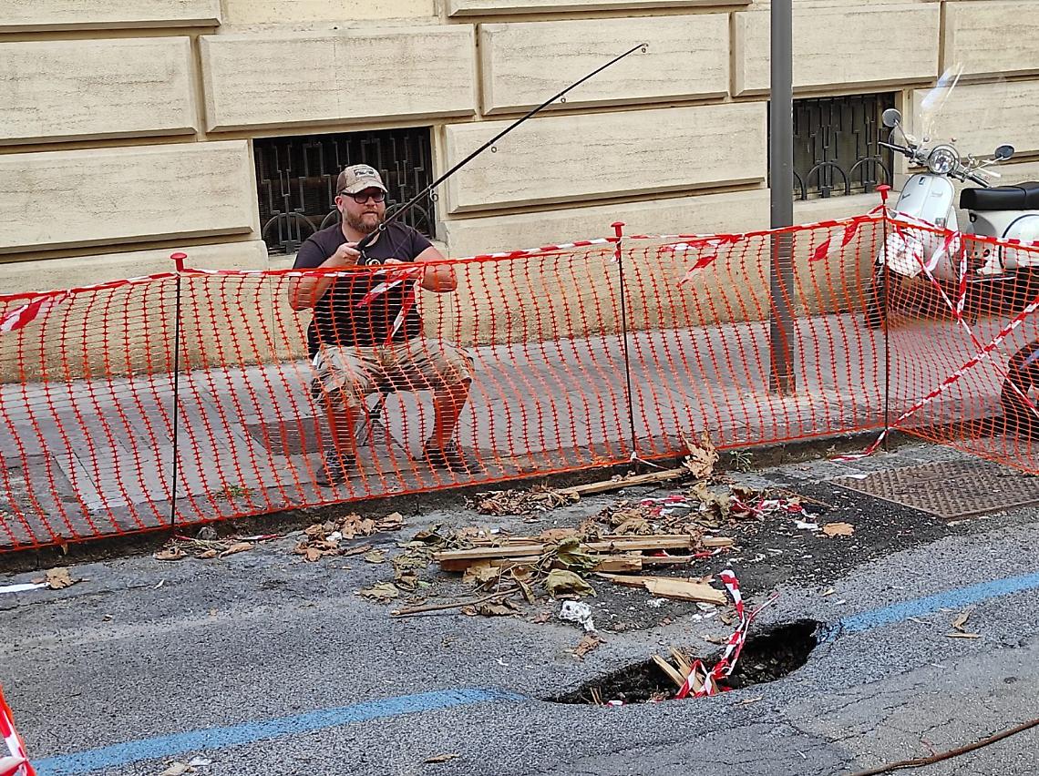 Ruben D’Agostino, lo street artist che “cura” i problemi di Napoli con l’ironia