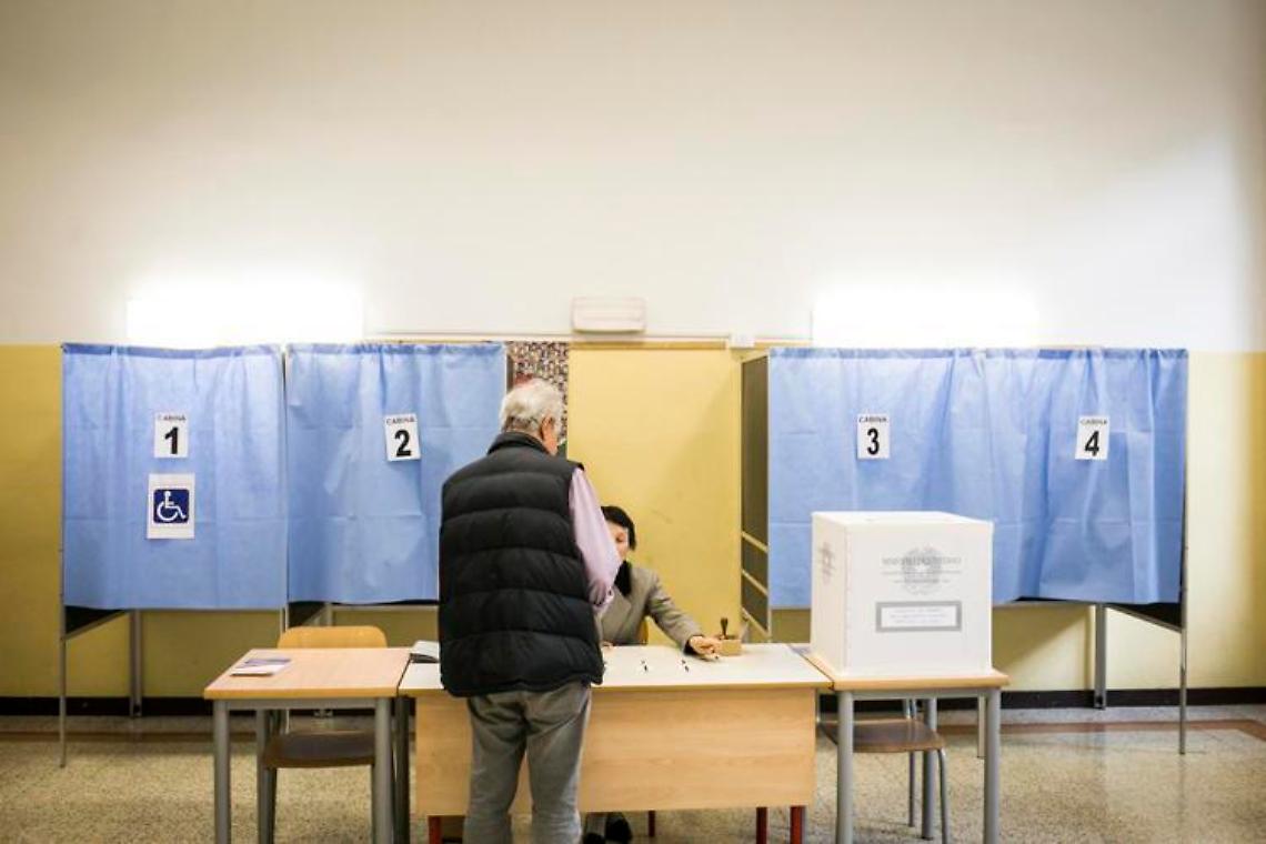 Elezioni a Napoli, il maltempo frena il voto: alle 19 affluenza solo al 36,78%