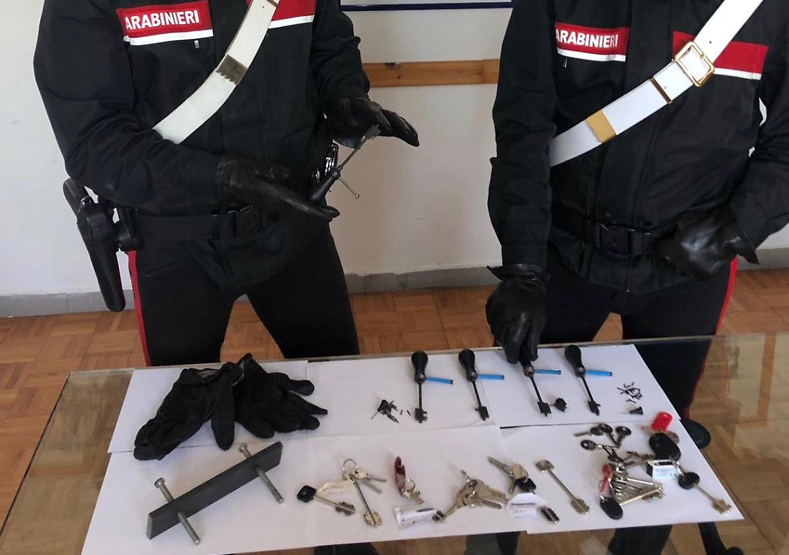 Trovato con arnesi da scasso e chiavi di case, nei guai 19enne di Torre del Greco