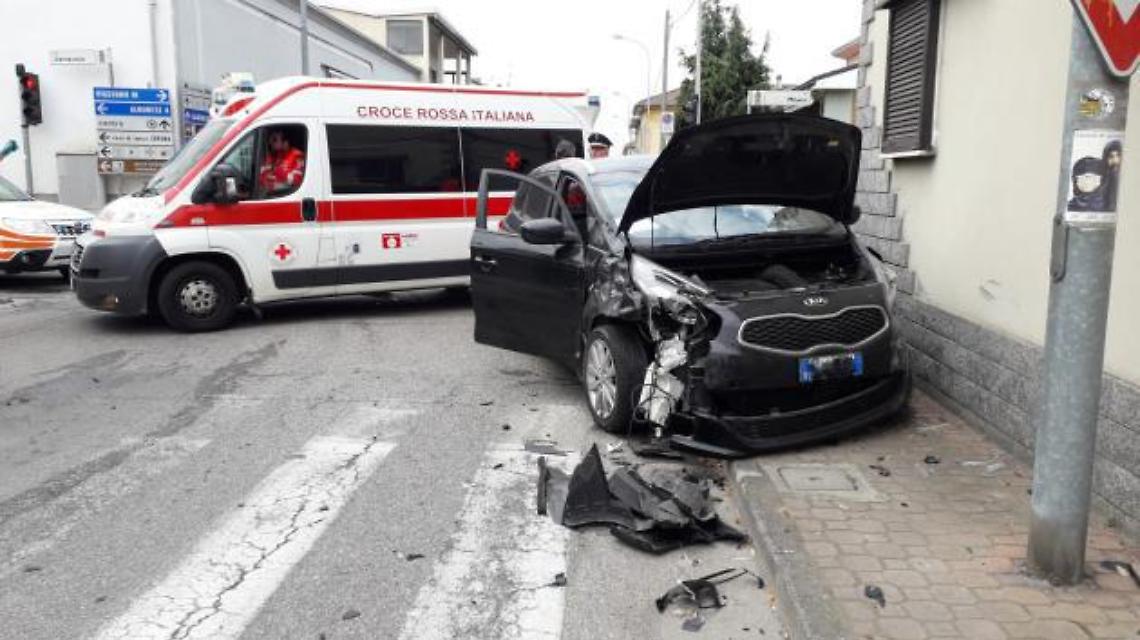 Andava al giuramento degli avieri a Taranto. Schianto, muore donna di 78 anni