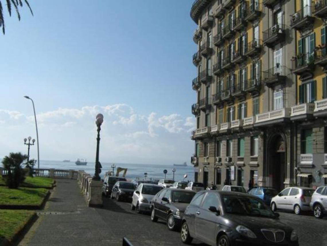 Choc in via Cesario Console, vigile urbano si uccide con la sua pistola