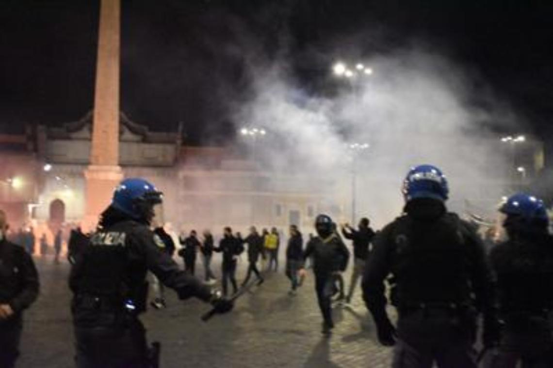 Coprifuoco, scontri a Roma: una decina tra arresti e denunce. Rischio caos anche a Torino