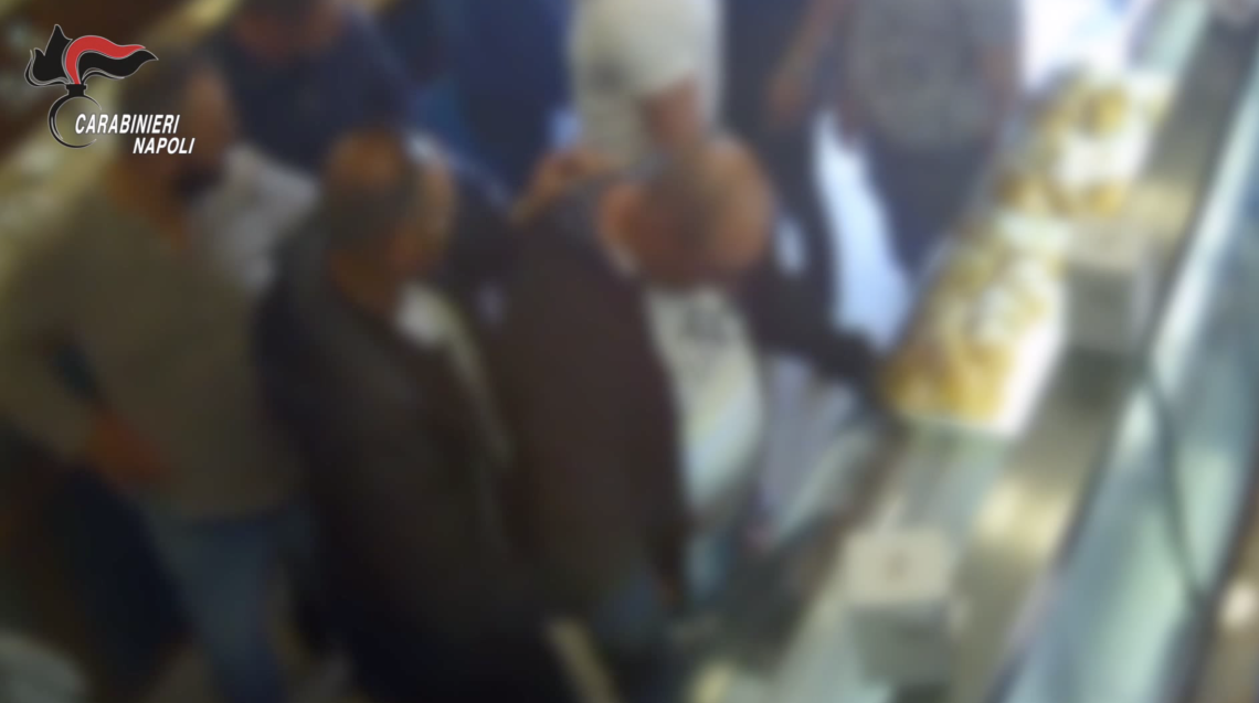 Estorsioni e spaccio nel Napoletano, 16 misure cautelari