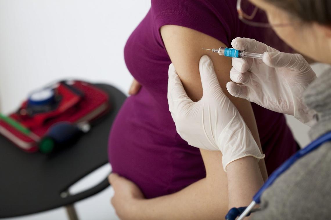 Si vaccina al nono mese di gravidanza, la bimba muore in grembo dopo poche ore