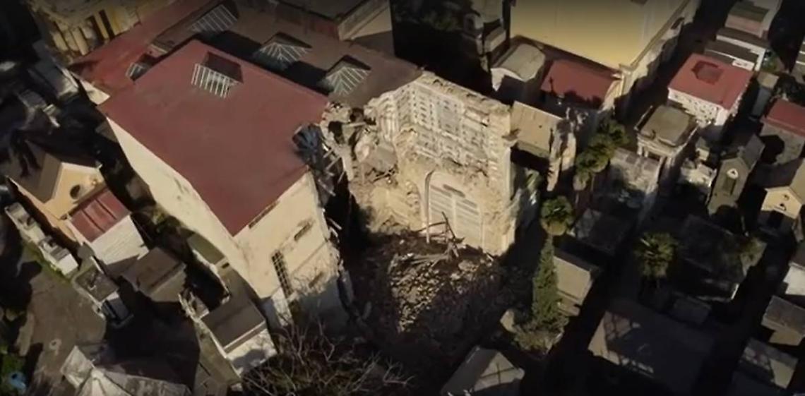 Crollo al cimitero, due gru per recuperare le salme