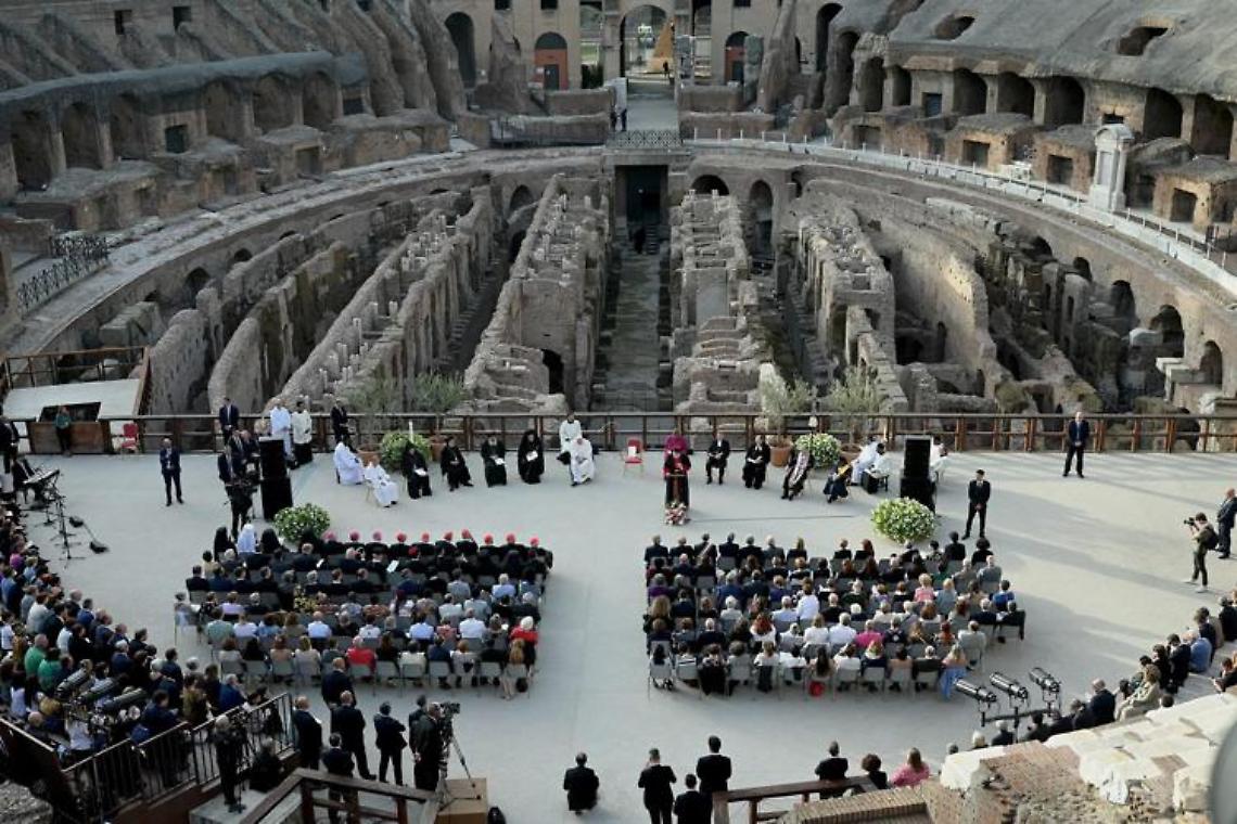 Papa al Colosseo: «Siamo nella terza guerra mondiale»