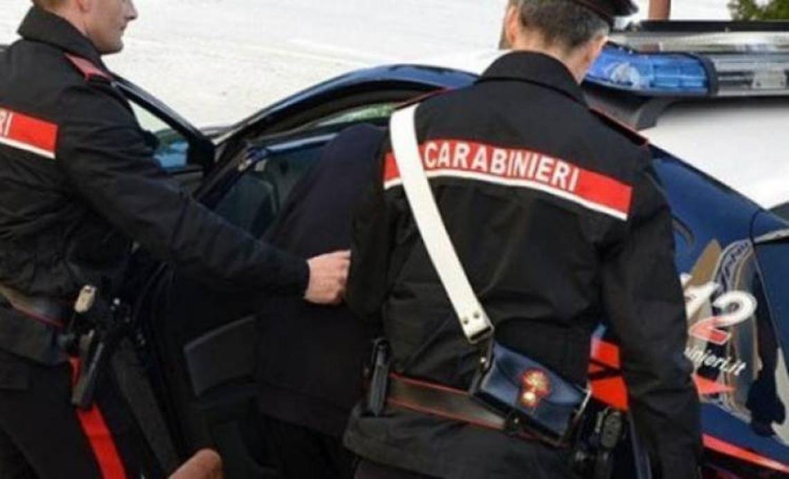 Stalker apposta l'ex compagna davanti al suo ufficio e la minaccia: arrestato