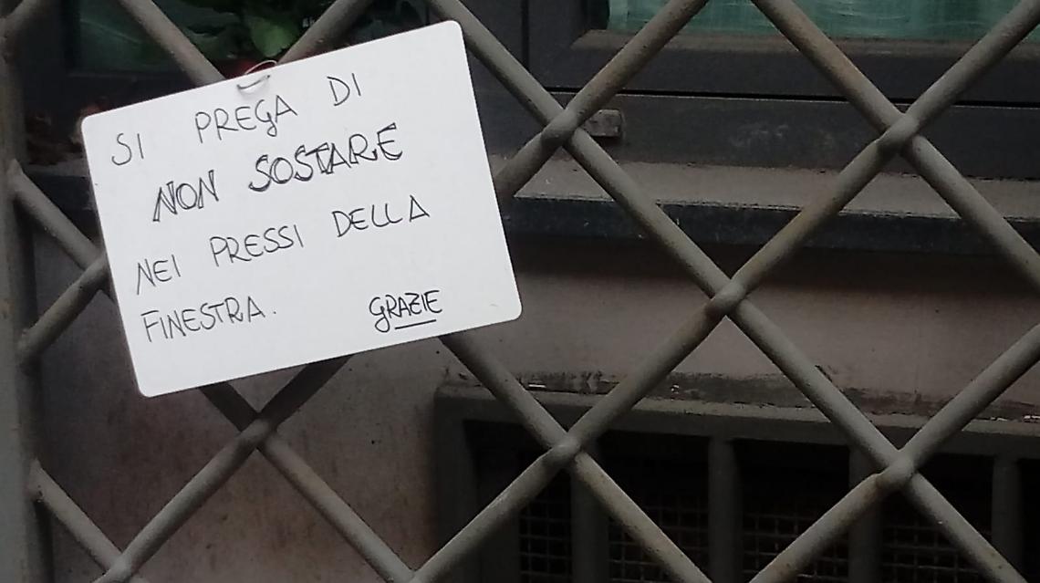 Sosta selvaggia impedisce a residenti di uscire di casa