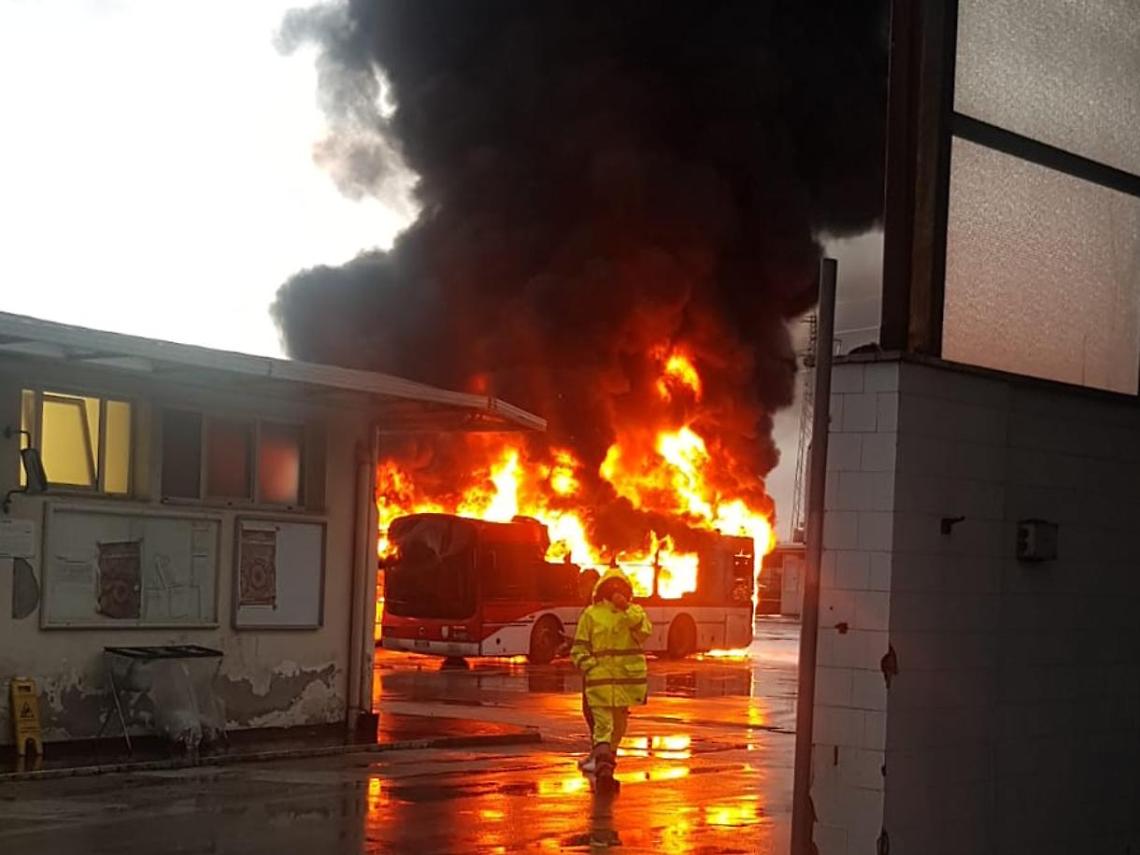 Incendio in deposito bus di Pozzuoli, distrutti tre autobus