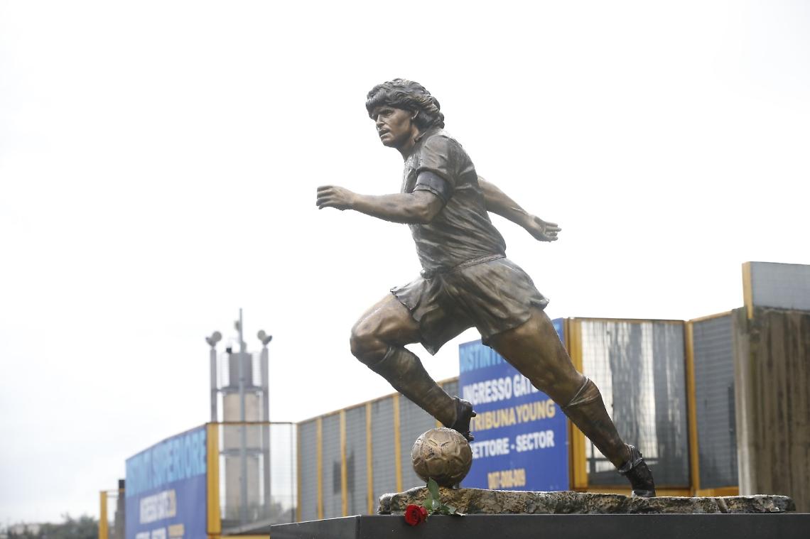 Maradona un anno dopo, inaugurata la statua allo stadio