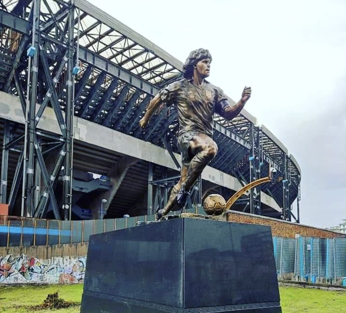 Maradona, la statua davanti allo stadio