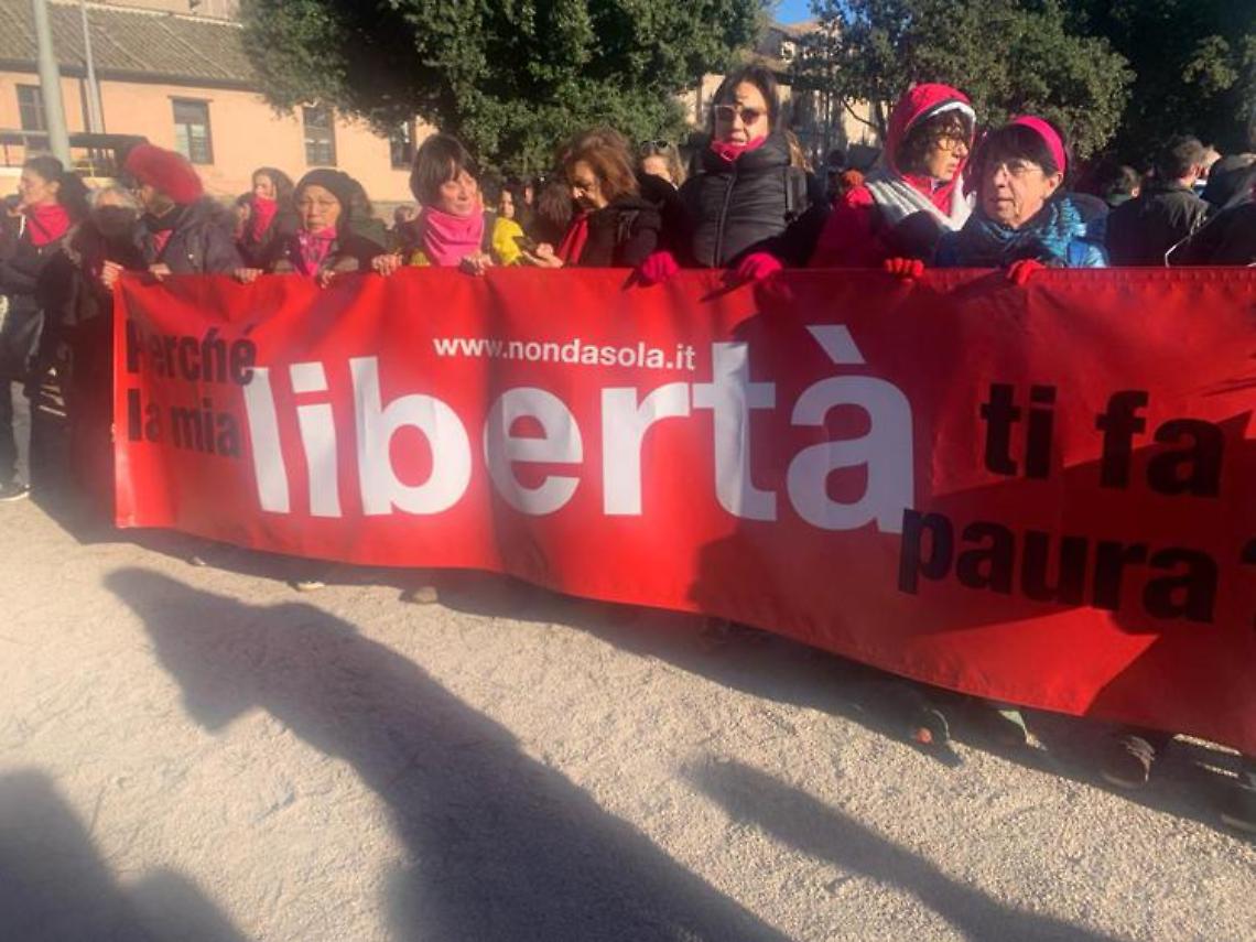25 novembre, corteo a Roma contro la violenza sulle donne: «Siamo tutte Elena Cecchettin»