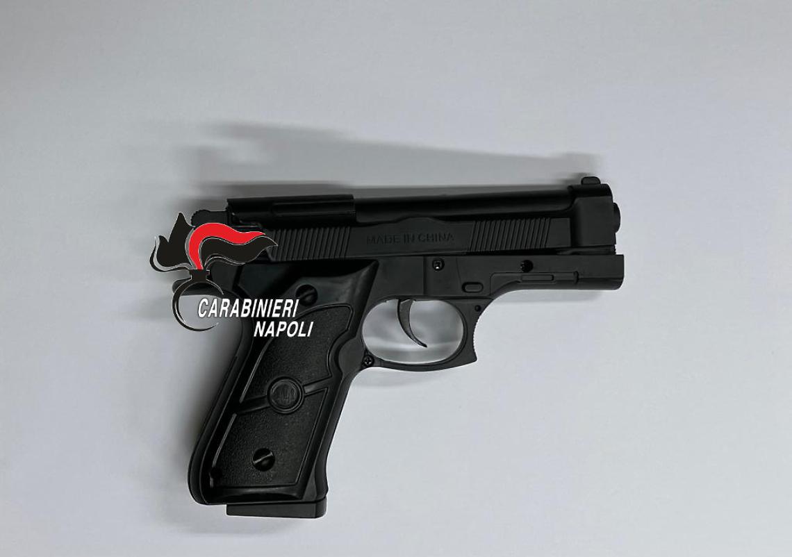Piazza Dante, 13enne tenta rapina con pistola giocattolo