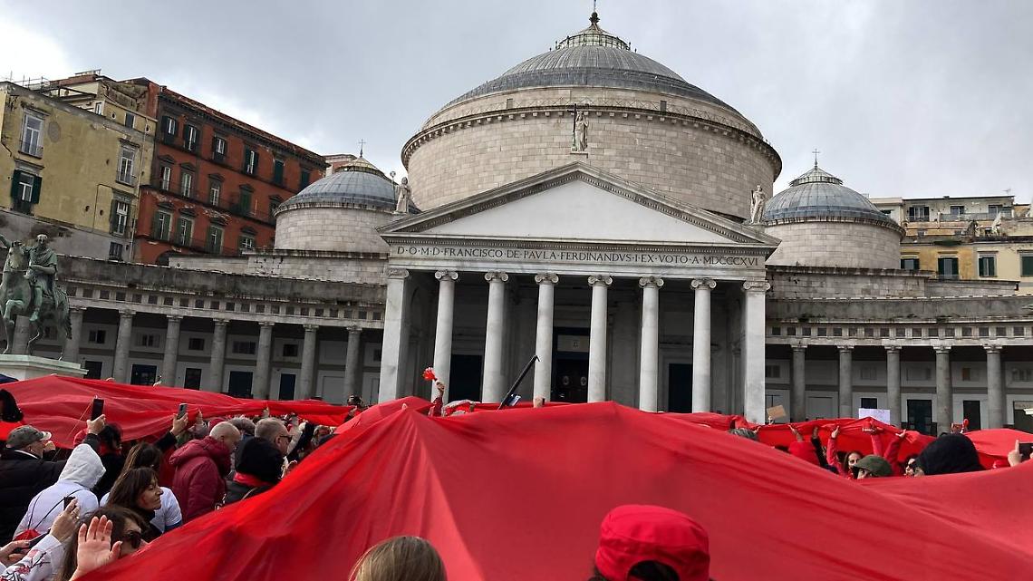 Napoli contro la violenza sulle donne: corteo da piazza Vittoria e flash mob a piazza del Plebiscito