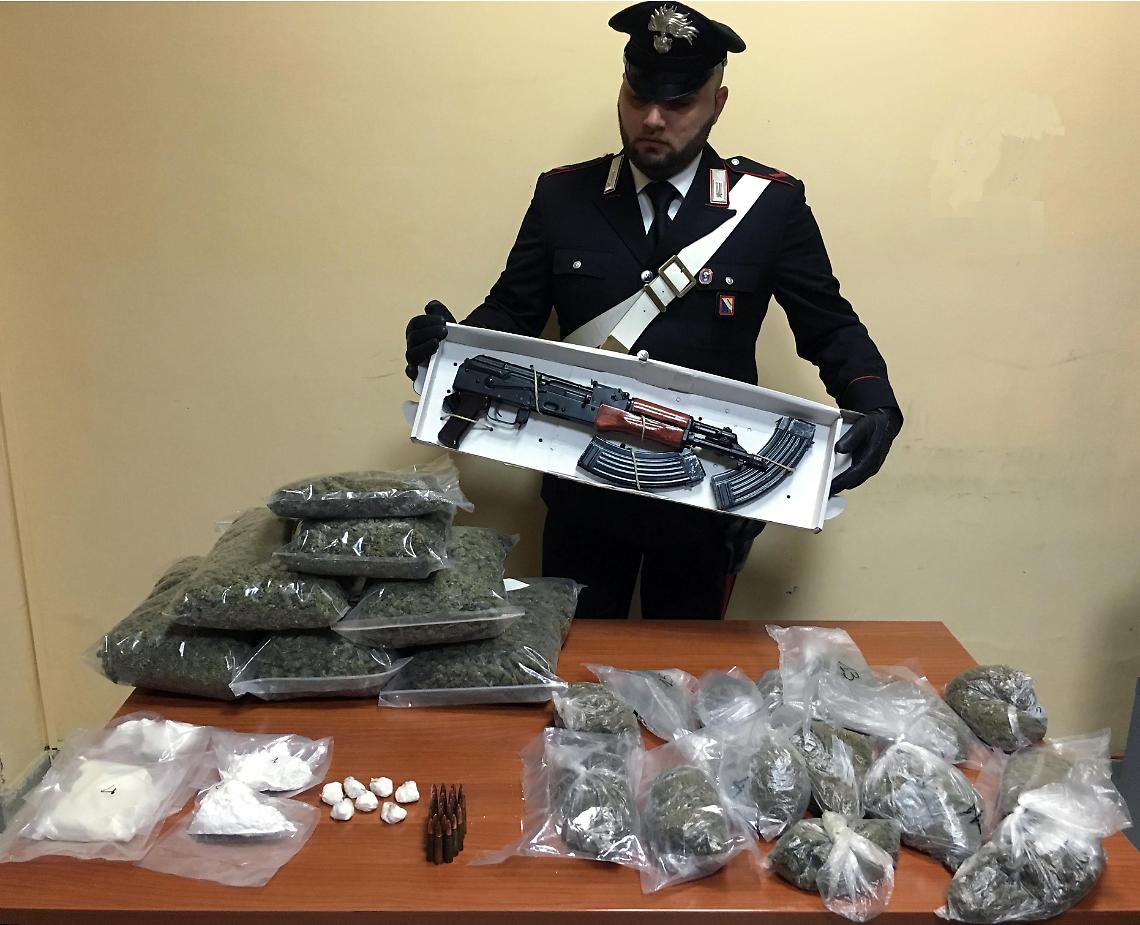 Torre Annunziata, sotto la botola un kalashnikov e droga
