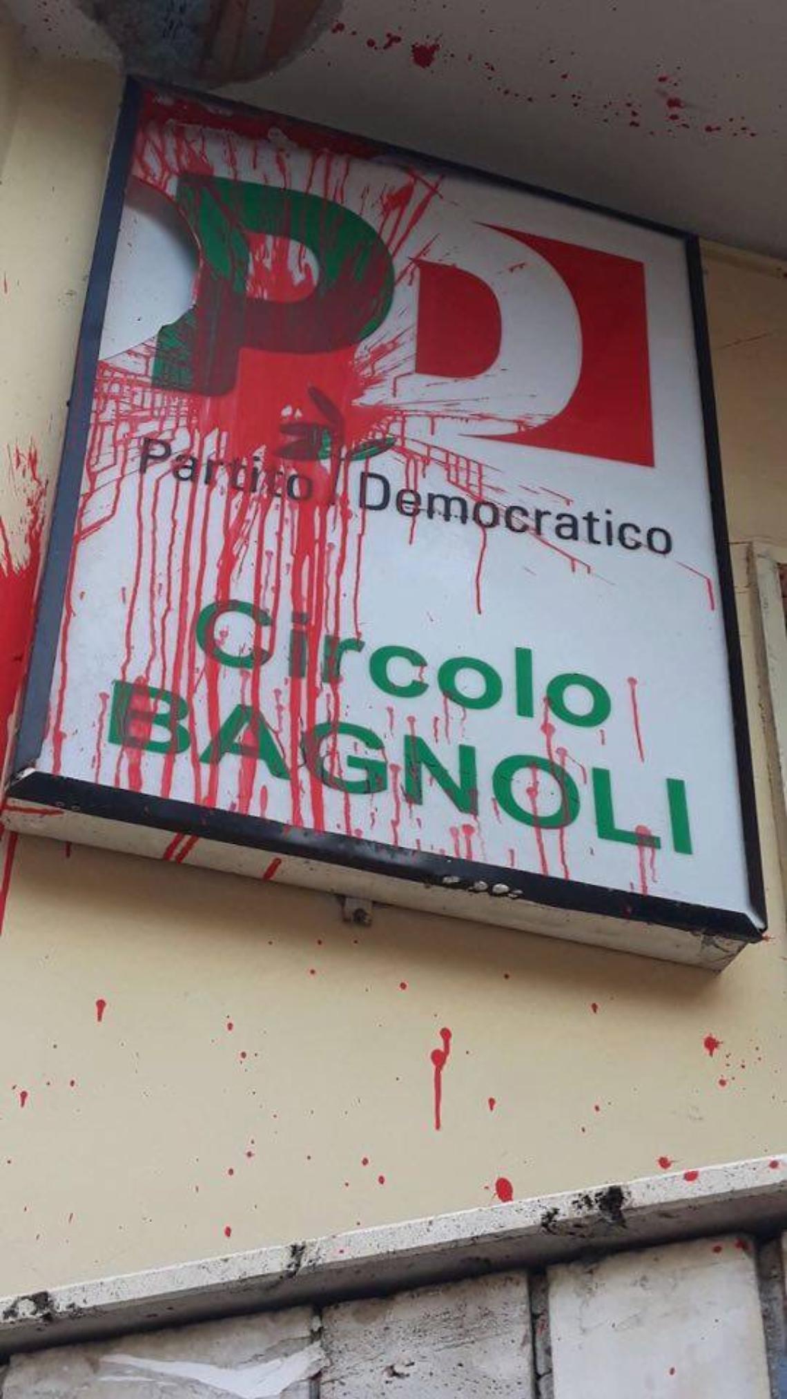 Vernice rossa contro il circolo Pd di Bagnoli