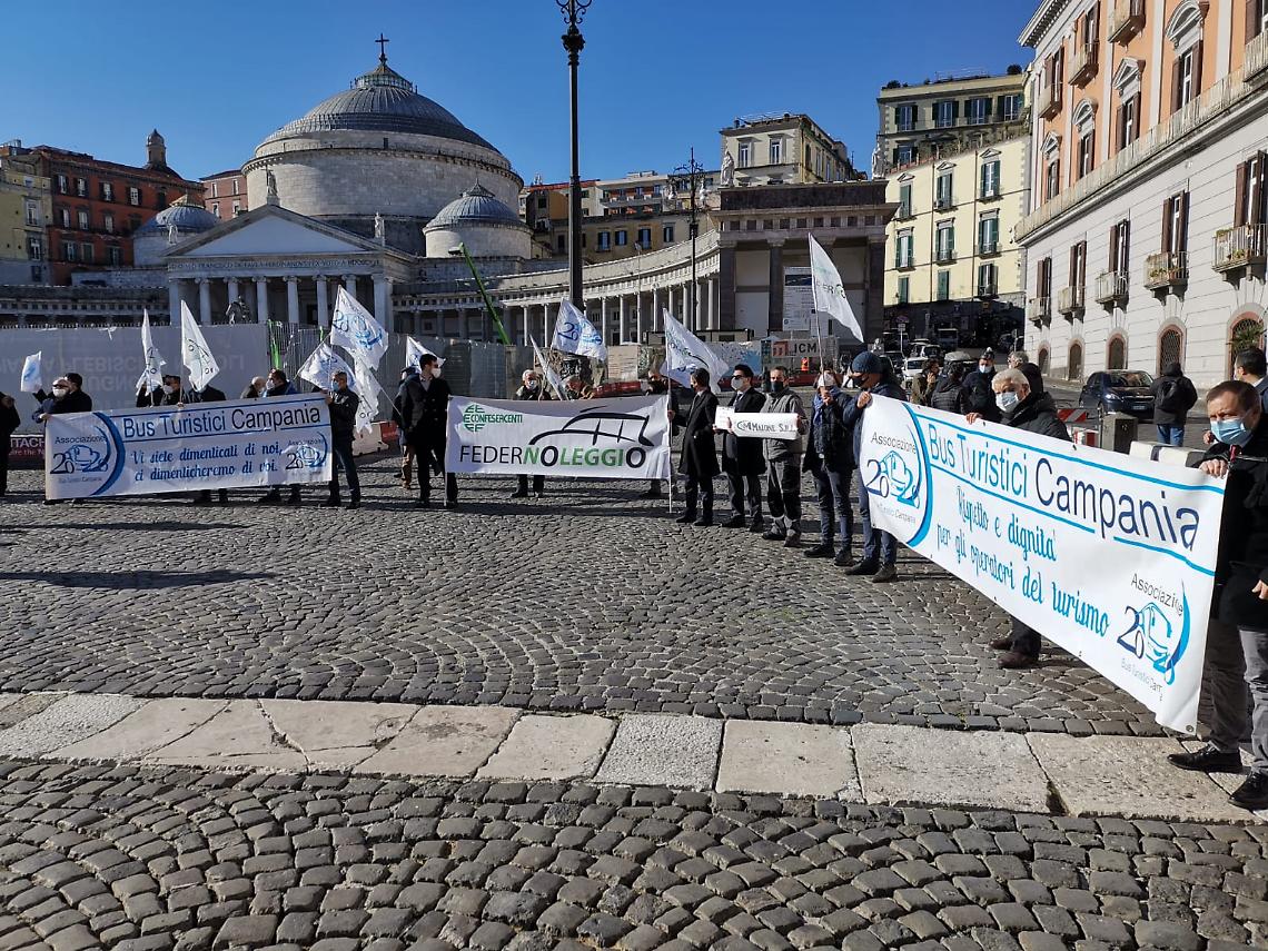 Imprese auto e bus in piazza a Napoli: ignorati dal governo