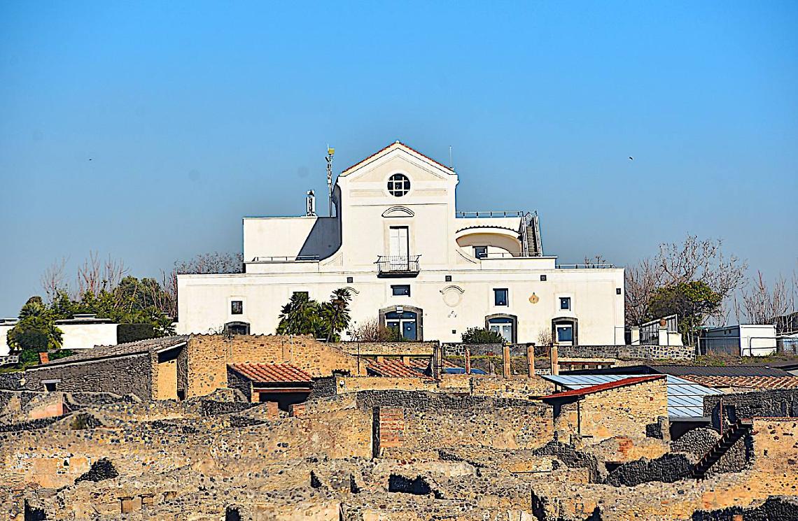 Giorno della Memoria, Casina dell'Aquila s'illumina di rosso