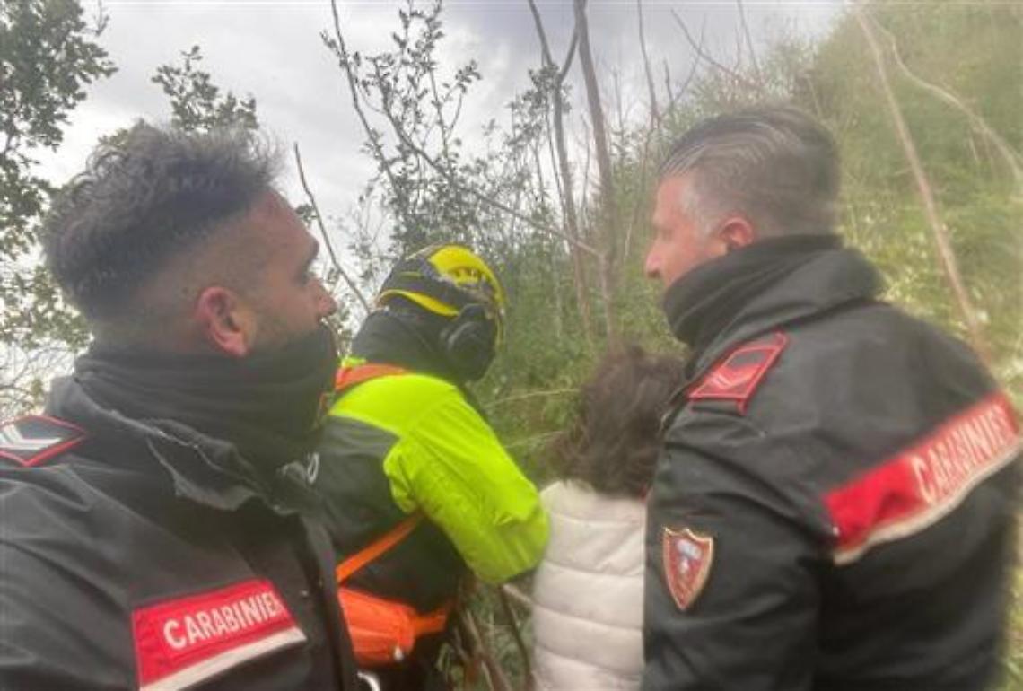 Donna finisce in un dirupo, salvata dai carabinieri